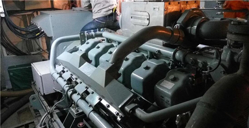 測量三菱S6R柴油發(fā)動機(jī)連桿的軸向間隙